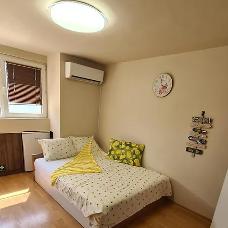 Green Room Apartment *