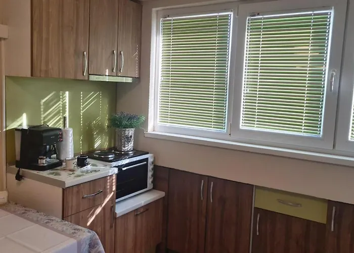 Green Room Apartment Warna